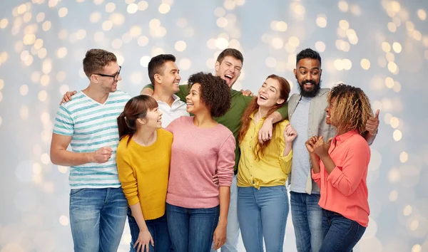 Internationale Gruppe fröhlich lachender Menschen — Stockfoto