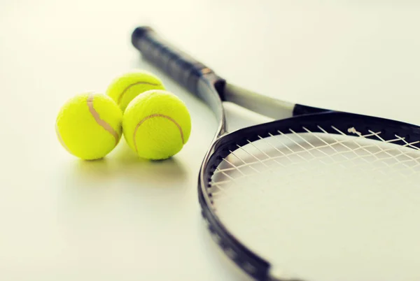Крупным планом теннисной ракетки с мячами Стоковая Картинка