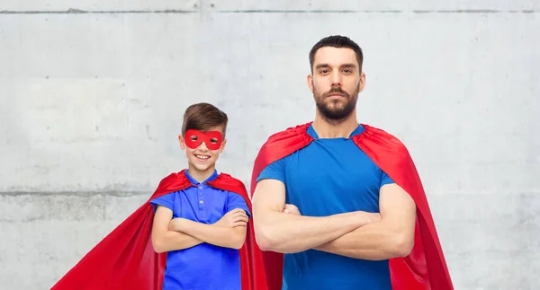 Hombre y niño con máscara y capa de superhéroe rojo — Foto de Stock