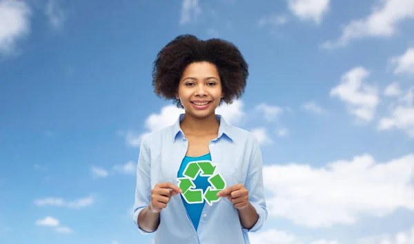 Happy afro american woman over blue sky — Stock Photo, Image