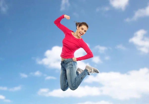 Souriant jeune femme sautant dans l'air — Photo