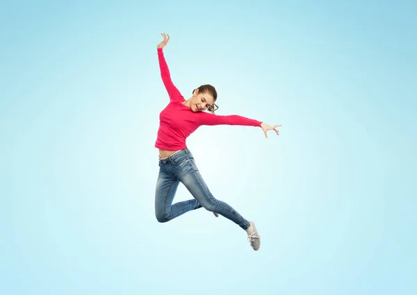 Felice giovane donna che salta in aria o danza — Foto Stock