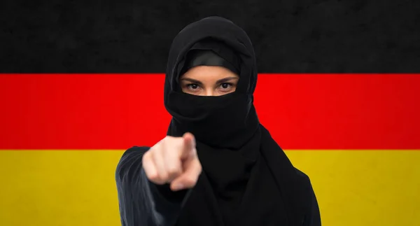 Muslimische Frau im Hidschab zeigt mit dem Finger auf dich — Stockfoto