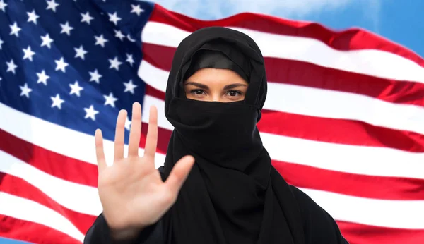 Muslim woman in hijab showing stop sign — Stock Photo, Image