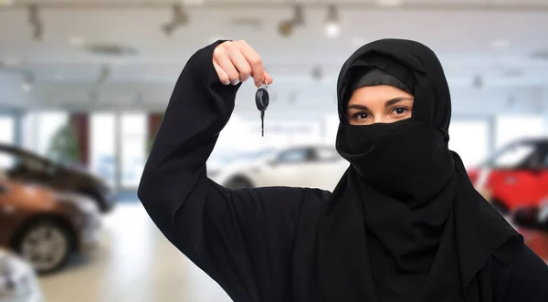 Müslüman kadın türban ile araba anahtar şu arabayı göster — Stok fotoğraf