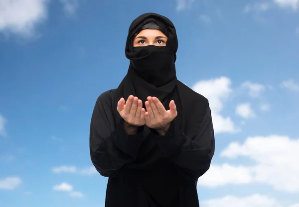 Betende muslimische Frau im Hijab über Weiß — Stockfoto