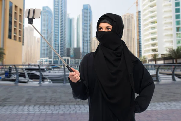 Muszlim nő vesz selfie, a smartphone hidzsáb — Stock Fotó