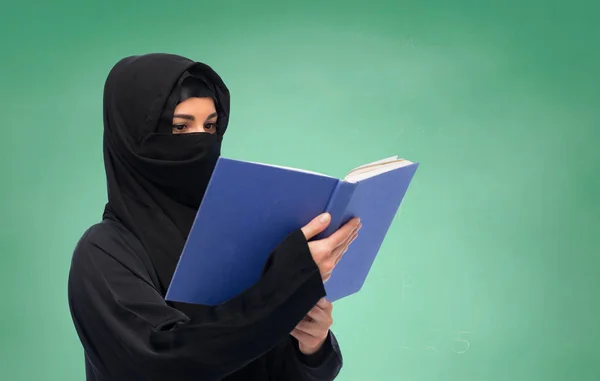 Muslimsk kvinna i hijab bok över vita — Stockfoto