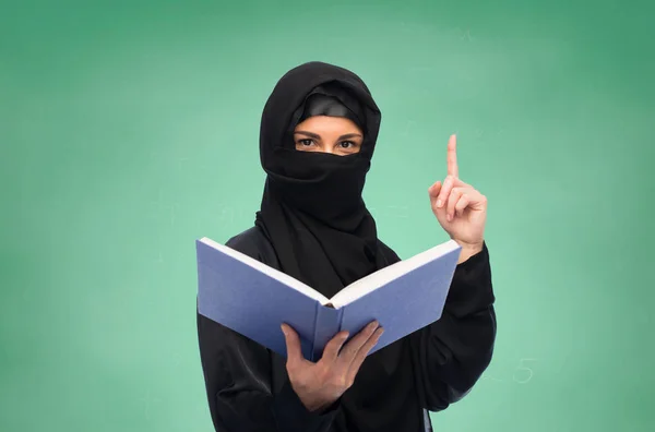 Femme musulmane en hijab avec livre sur blanc — Photo
