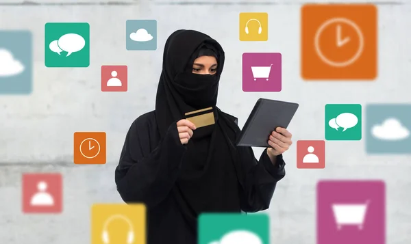 Vrouw in hijab met tablet pc en creditcard — Stockfoto