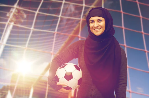 Mulher muçulmana feliz no hijab sobre o objetivo do futebol — Fotografia de Stock