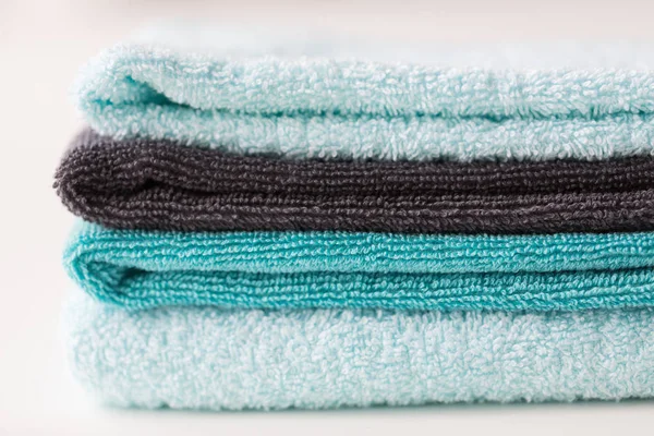 堆叠的洗浴毛巾的特写 — 图库照片