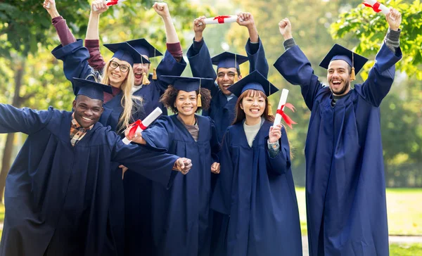 Boldog diákok habarcs táblák diplomák — Stock Fotó