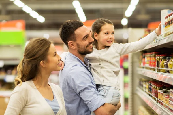 Щаслива сім'я купує їжу в продуктовому магазині — стокове фото