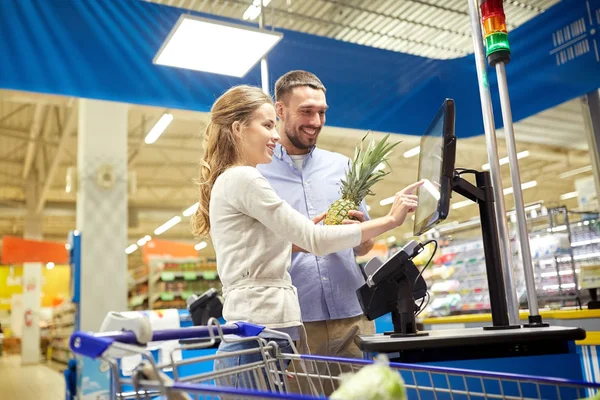 Ehepaar kauft Lebensmittel an Supermarktkasse — Stockfoto