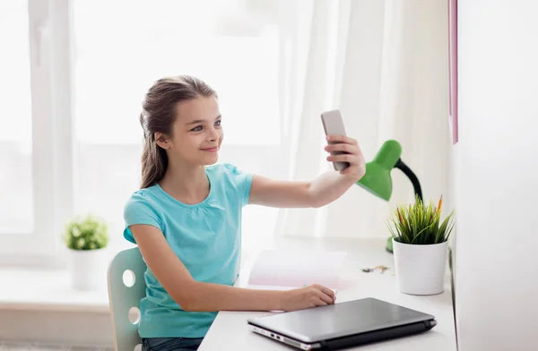 Akıllı telefonlu mutlu kız evde selfie çekiyor. — Stok fotoğraf
