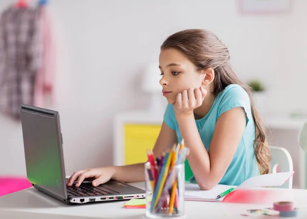 Gelangweiltes Mädchen mit Laptop und Notebook zu Hause — Stockfoto