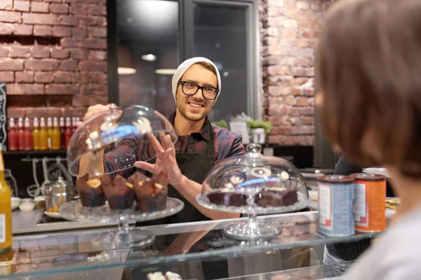 Man of barman met gebak klant serveren op café — Stockfoto