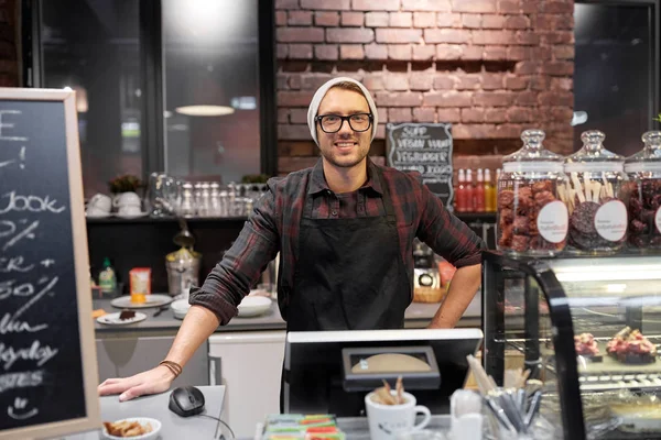Człowiek szczęśliwy sprzedawcy lub barmana o café licznika — Zdjęcie stockowe