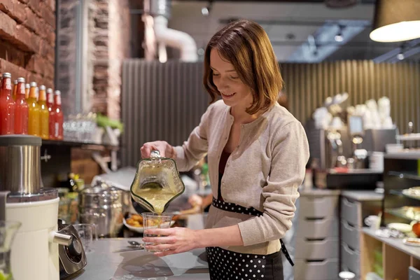Mujer o camarera batido de cocina en la cafetería vegana — Foto de Stock