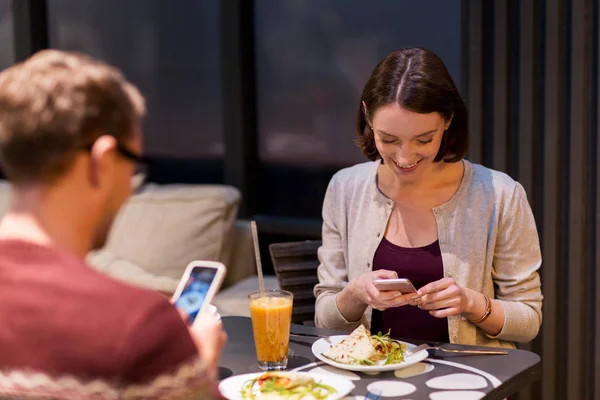 Happy couple having dinner at vegan restaurant — Stock Photo, Image