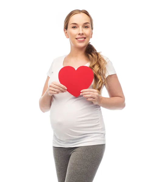 Mujer embarazada feliz con el corazón rojo — Foto de Stock