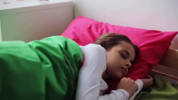 Fille dormir dans son lit à la maison — Video