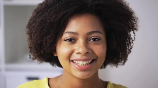 Felice afro americano giovane donna faccia a casa — Video Stock