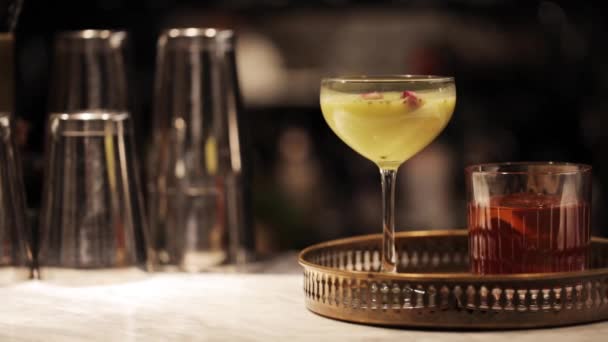 Tálca egy pohár koktéllal a bárban — Stock videók