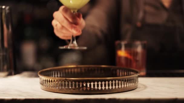 Barflicka med glasögon av cocktails i baren — Stockvideo