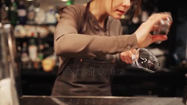 Barmaid preparing cocktail at bar — Stock Video