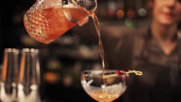 Barflicka med glas och kanna förbereder cocktail — Stockvideo