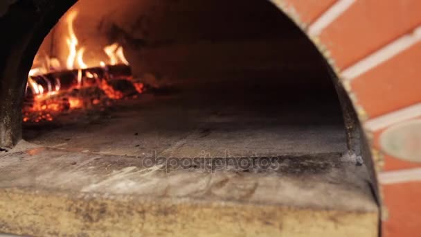 Pelar colocando pizza horneando en el horno en la pizzería — Vídeos de Stock