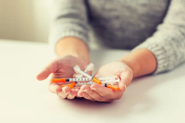 Close up of woman hands holding insulin syringes — Stock Photo, Image