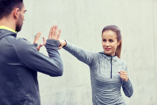 Gelukkige vrouw met coach uit staking buitenshuis te werken — Stockfoto