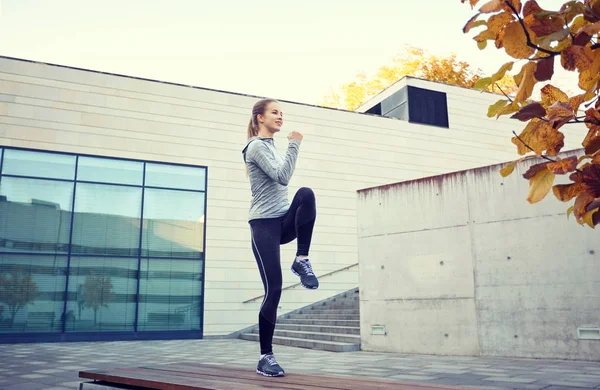 Mutlu kadın bankta açık havada egzersiz — Stok fotoğraf