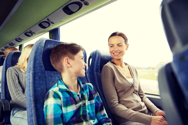 Familia feliz montar en autobús de viaje — Foto de Stock