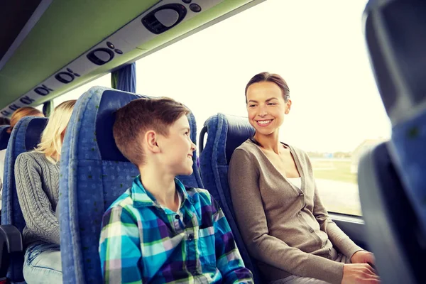 Feliz família equitação em ônibus de viagem — Fotografia de Stock