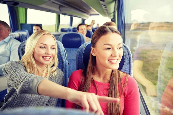快乐的年轻女人，骑在旅行巴士 — 图库照片