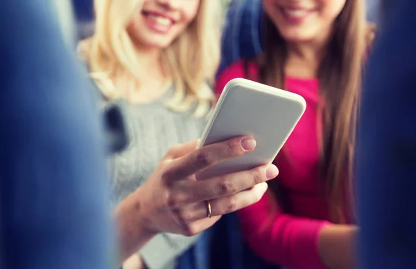 Gros plan des femmes dans le bus de voyage avec smartphone — Photo