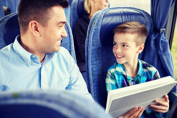 Familia feliz con la tableta PC sentado en el autobús de viaje — Foto de Stock