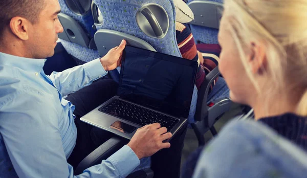 Close-up de passageiros com laptop em ônibus de viagem — Fotografia de Stock