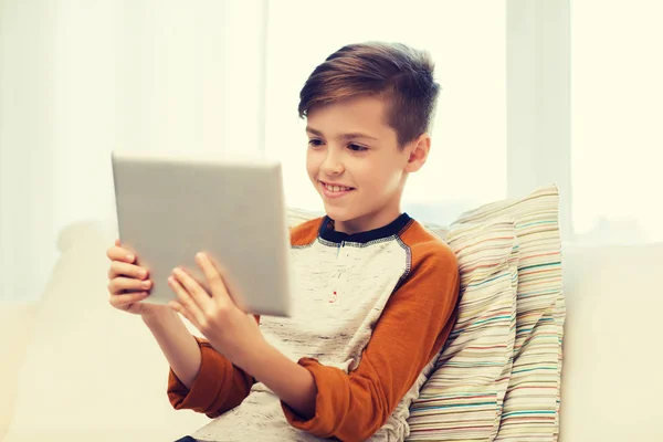 Χαμογελαστό αγόρι με δισκίο υπολογιστή στο σπίτι — Φωτογραφία Αρχείου