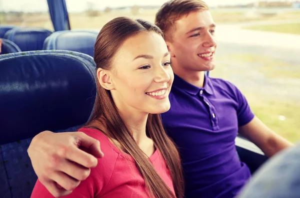 快乐一对少年情侣或乘客在旅行巴士 — 图库照片