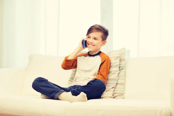 Щасливий хлопчик дзвонить на смартфон вдома — стокове фото