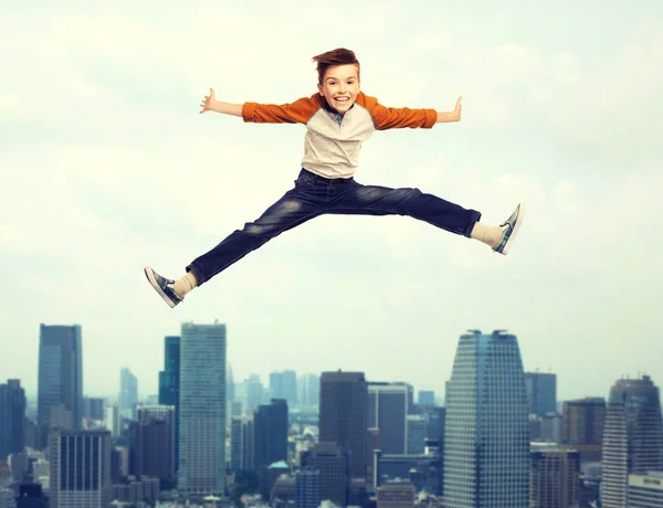 Gelukkig lachend jongen springen in de lucht — Stockfoto