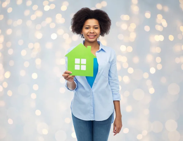 Gelukkig african american vrouw met groene huisje — Stockfoto