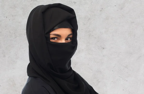 Närbild på muslimsk kvinna i hijab — Stockfoto