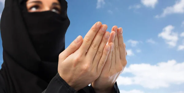 Vicino di preghiera donna musulmana in hijab sopra il cielo — Foto Stock