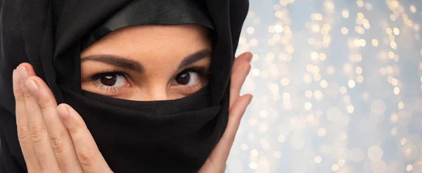 Nahaufnahme einer muslimischen Frau im Hidschab — Stockfoto